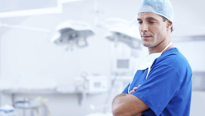Pros and Cons of Being a Surgeon